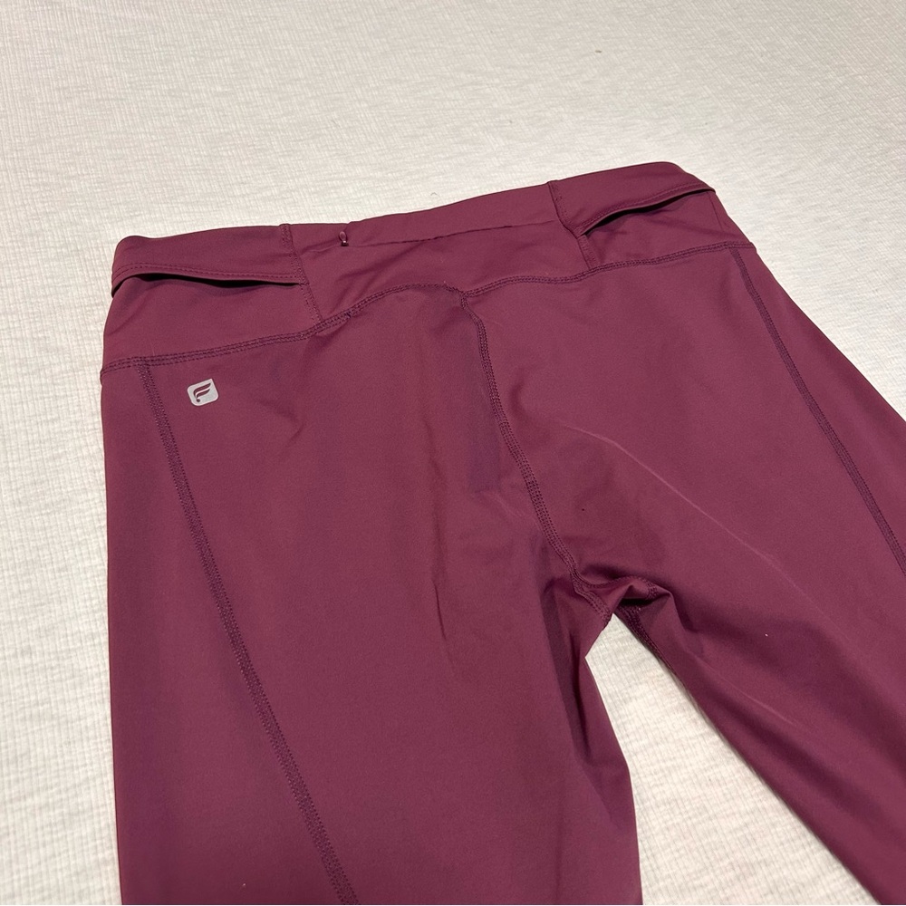 Fabletics Mid Rise  Capri Legging Raspberry Purple Crop Pants Size‎ M - Picture 2 of 7